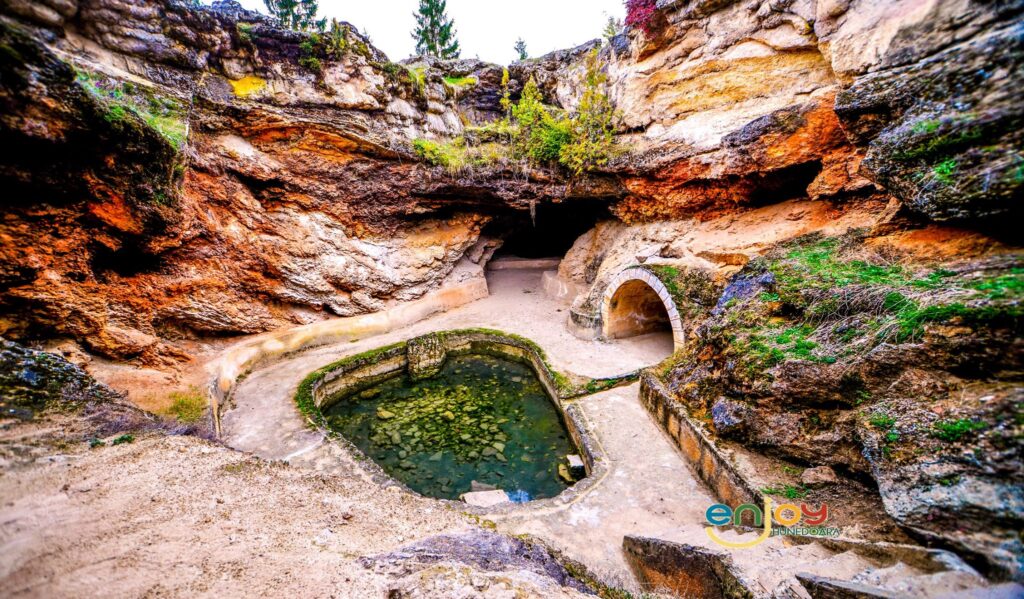 Bazine în stâncă, rețeauă de apeducte și urme ale templelor la Thermae Germisara din Geoagiu