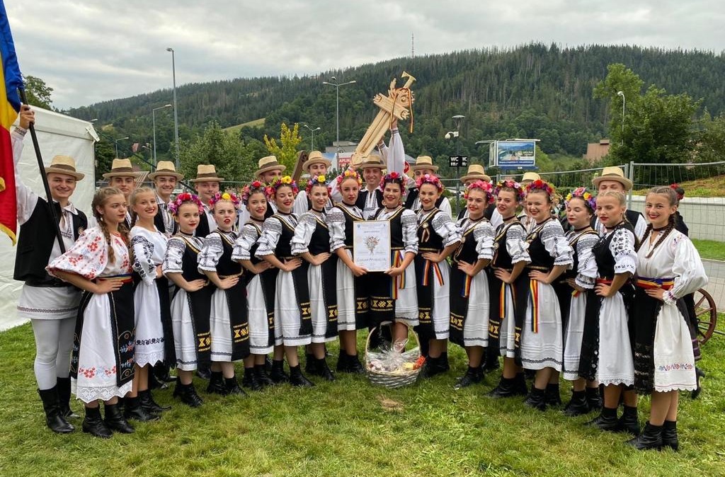 Ansamblul folcloric „Cununa Apusenilor” din Gilău va fi prezent duminică pe scena Festivalului Jocului Tradițional