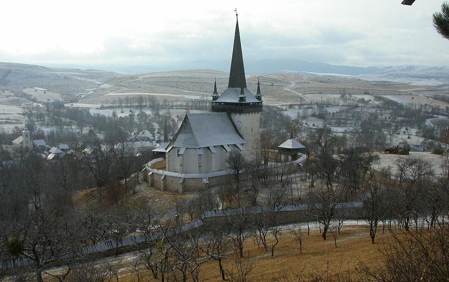 Biserica fortificată din Văleni, din Apuseni, ridicată în 1261 de călugării franciscani, în stil roman