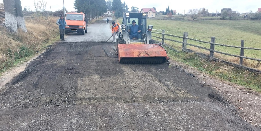 Au început lucrările de întreținere pe lotul 1 al drumului DJ 107T Mărișel