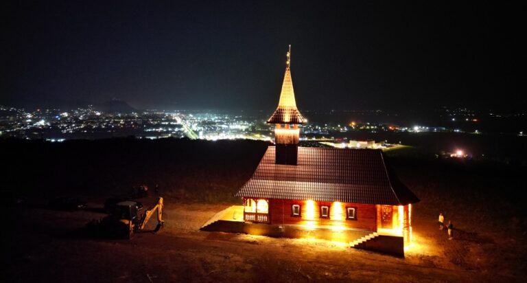 Biserica așezământului „Părintele Arsenie Boca” luminează feeric peste Deva