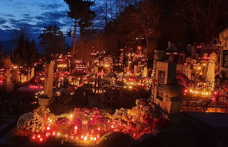 Superstiții și tradiții de Ziua Morților sau Luminația: Cimitirele se luminează, mai ceva ca de Înviere