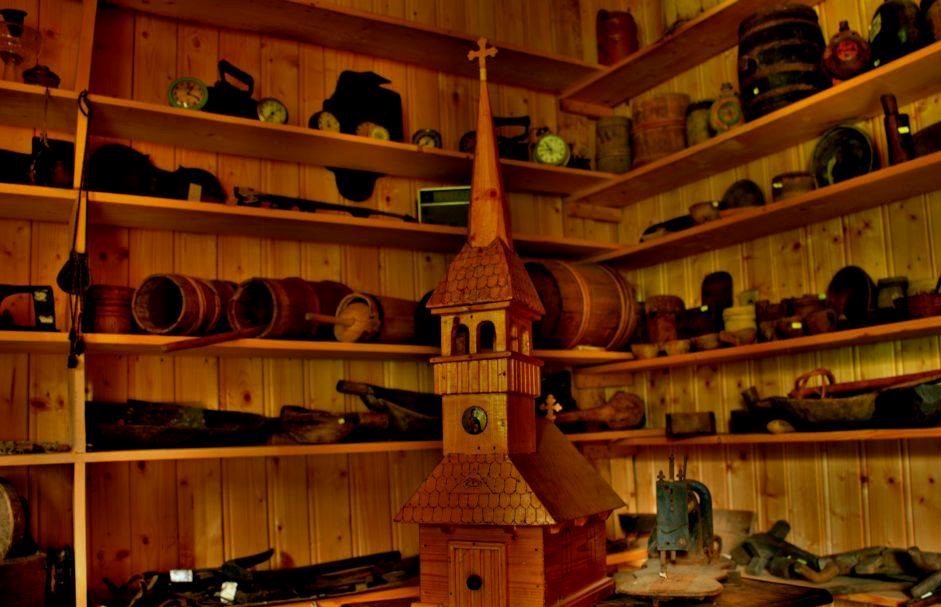 Muzeul Satului Mărișel, minuțios structurat și împodobit cu lucruri vechi și tradiționale