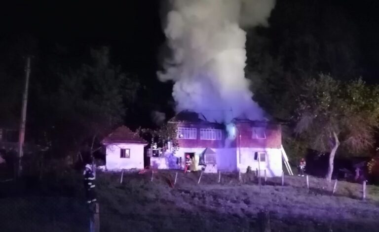O casă din Uibărești a luat foc: Cauza probabilă a incendiului a fost un coș de fum degradat, necurățat și neprotejat termic