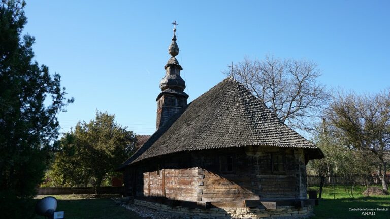 Biserica de lemn de la Julița, ortodoxism și istorie pe Valea Mureșului: Pe spatele uşilor împărăteşti s-au semnat toţi preoţii care au angajat zugravii în vederea pictării bisericii