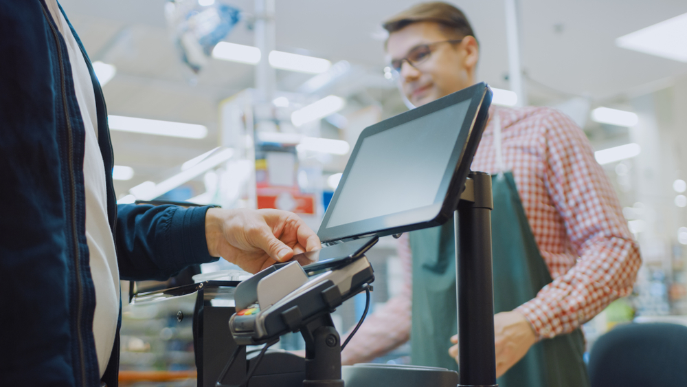 Cozi uriașe la casele de marcat de la supermarketuri: Vânzătorii se plimbă aiurea prin magazine, în timp ce 15 oameni stau la o coadă!