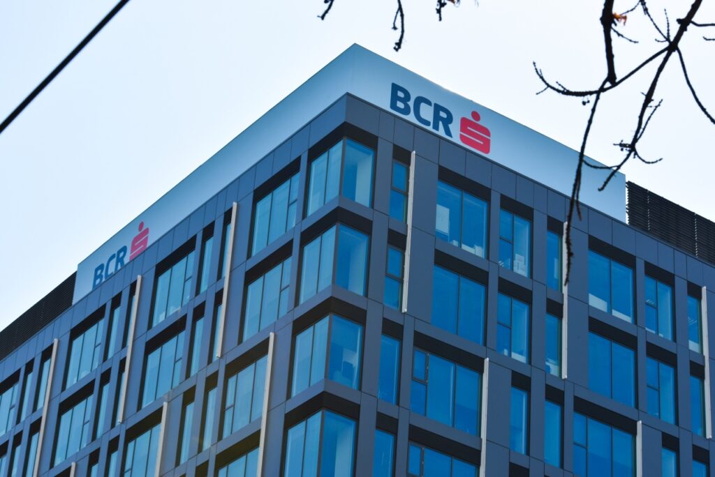 Ce pot face românii în fața problemelor financiare? BCR are câteva soluții.
