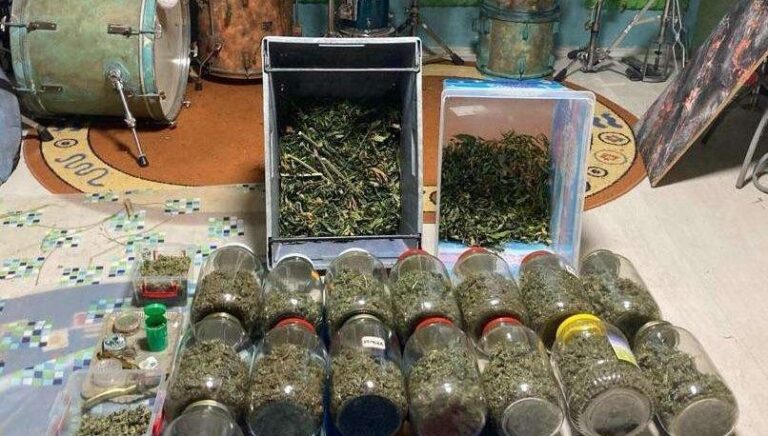 Și-a umplut borcanele de „murături” cu canabis: Bărbatul, din vestul țării, pregătea o iarnă de vis