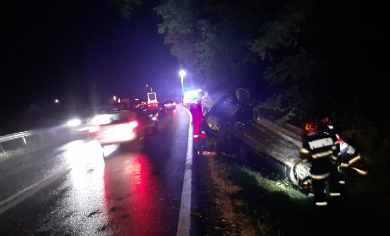 (FOTO) Accident la ieșire din Negreni, pe DN1E60 Cluj-Oradea: Un autoturism era răsturnat!