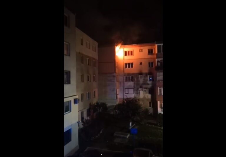 (VIDEO) Incendiu în miez de noapte la Brad