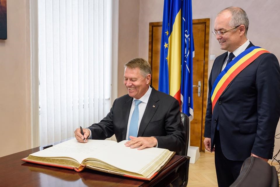 Emil Boc stă bine în sondaje pentru prezidențiale, însă Iohannis – Ciucă nu-l susțin candidat! Ce tun electoral mai poate pregăti PNL?