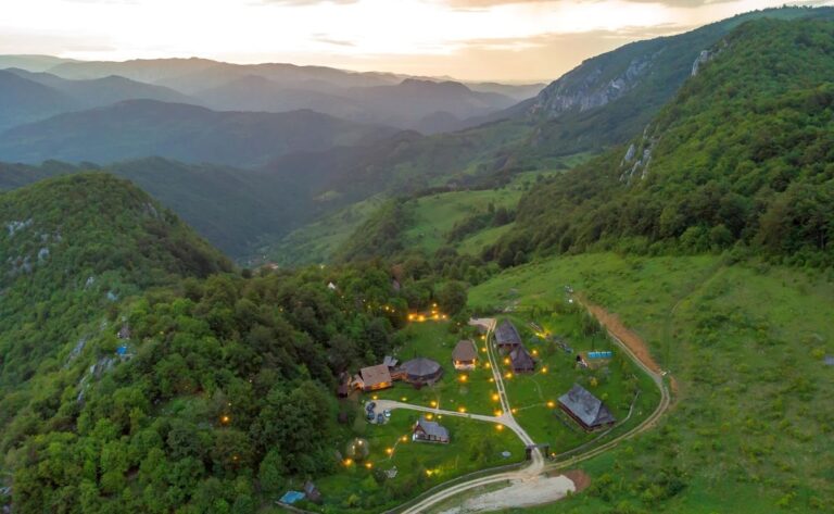 Deutsche Welle: Transilvania, mai mult decât vampirii lui Dracula! Satul turistic ascuns din Apuseni care încântă străinii