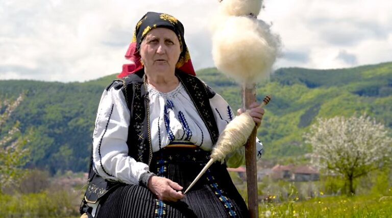 (VIDEO) Viorica Tripon din Negreni, tezaur uman viu, la prelucrarea fibrelor și firelor textile – țesături