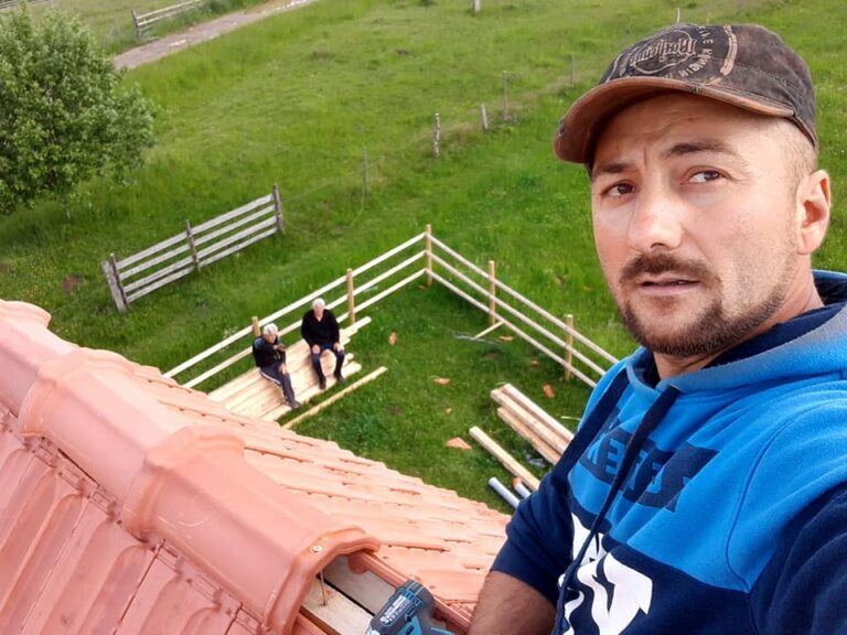Un polițist inimos reconstruiește casa unui om care a fost distrusă într-un incendiu!