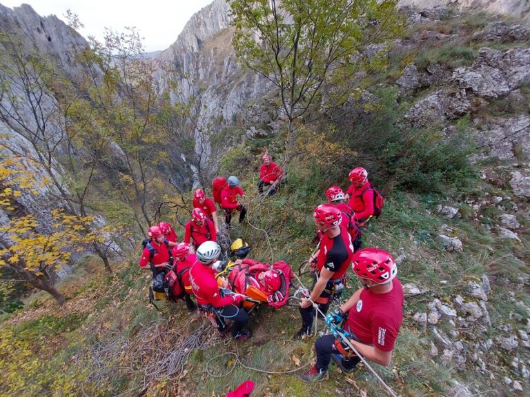 Amplu exercițiu de salvare din verticalele pereților Cheilor Turzii: Exercițiul a durat mai multe ore!
