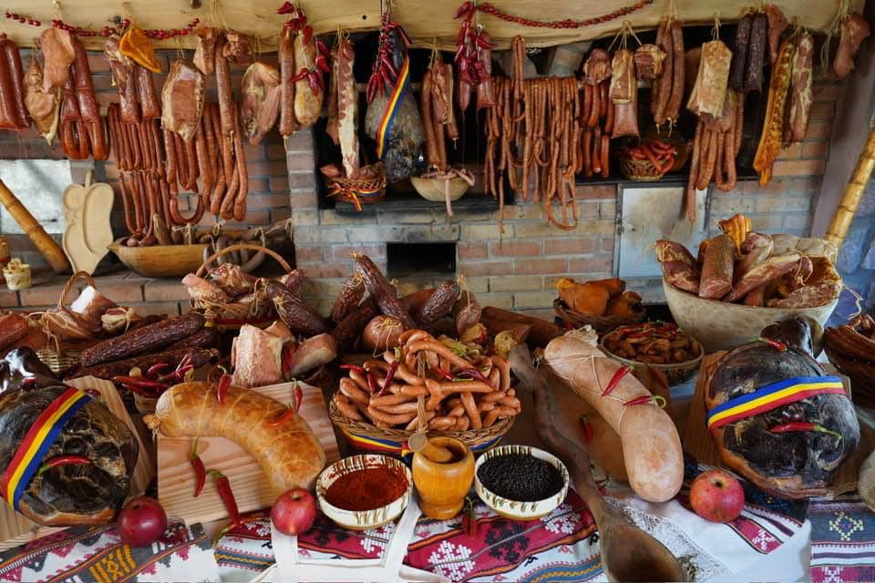 Virșli delicioși din zona Bradului, după o rețetă care are peste 190 de ani: Cine îi face? Călin Marian ne răspunde!
