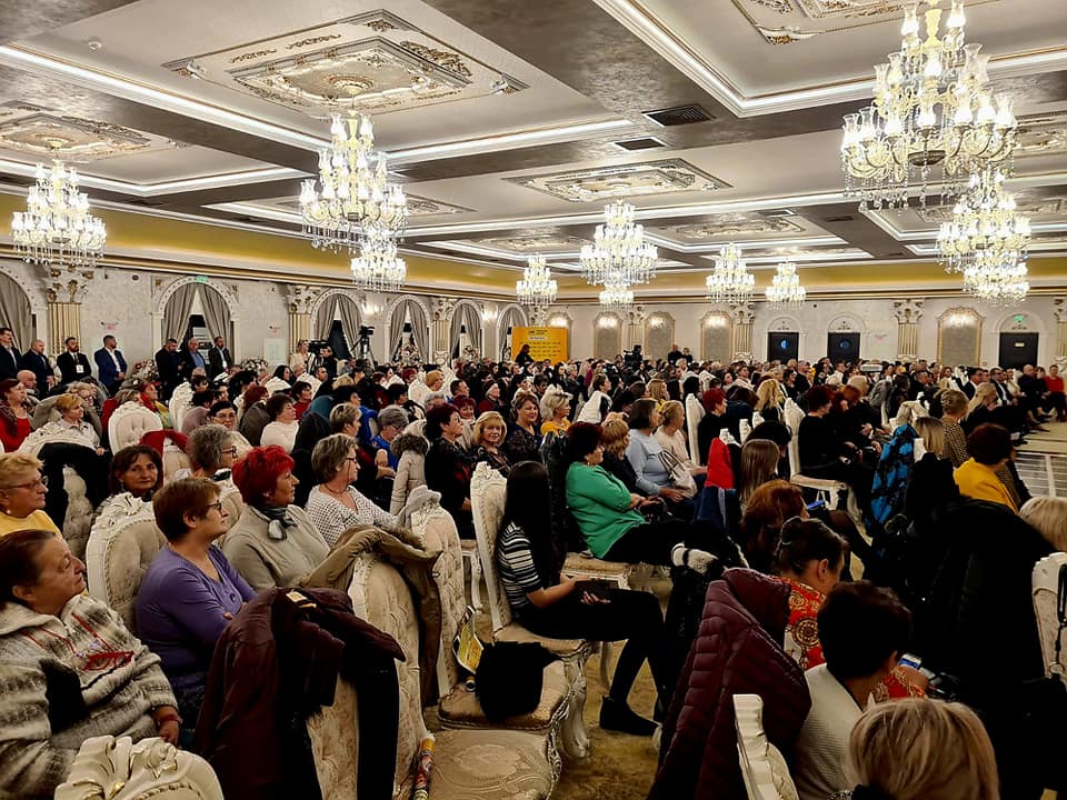 Demonstrație de forță a AUR la Deva: 300 de doamne au participat la un eveniment politic