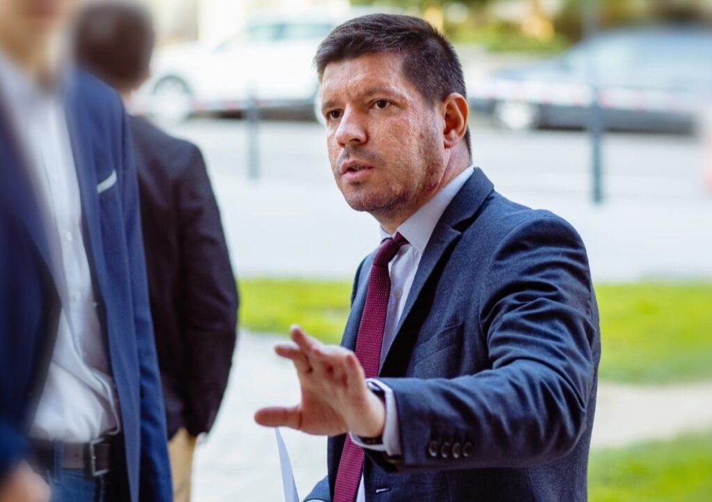 Bogdan Hăulică îi răspunde Pollyannei Hangan în speța achiziției a 2 Drug Teste: Critica își are rostul și își atinge scopul atunci când rămâne în sfera rațiunii