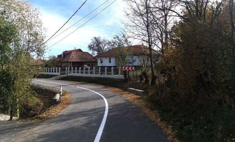 Lucrări de marcaje rutiere pe mai multe drumuri județene din Apuseni