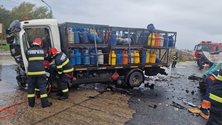 Un camion care transporta butelii și o autoutilitară, implicate într-un accident pe DN76,  pe ruta Băile Felix – Hidișel