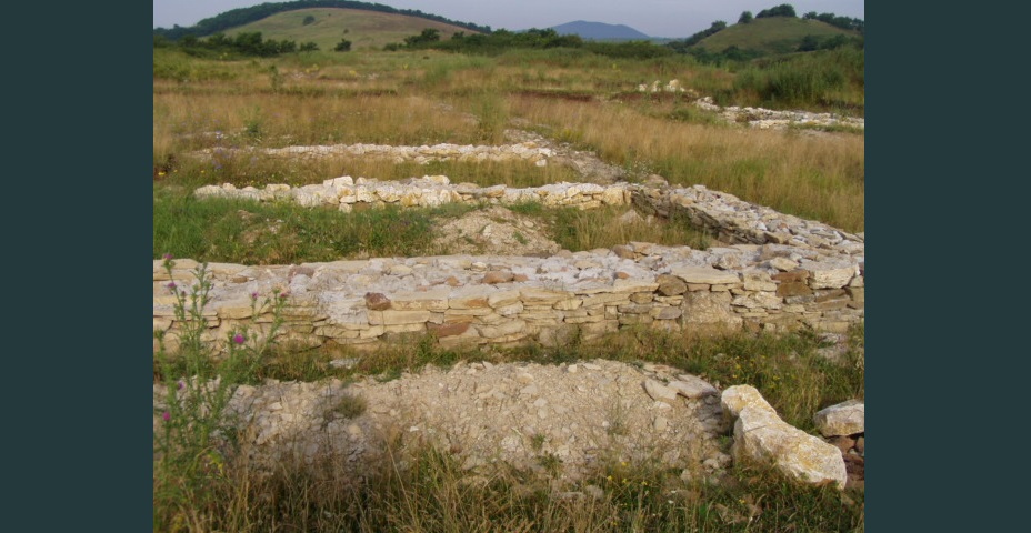 Castrul roman Germisara, apăra drumul imperial care unea Ulpia Traiana Sarmizegetusa, de Micia (Vețel) și Apulum (Alba Iulia), dar și exploatările de aur din Munții Apuseni