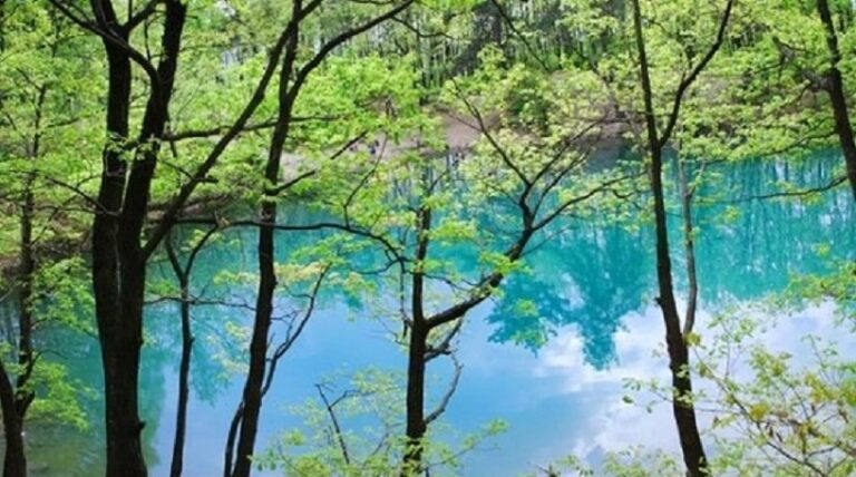 Lacul Albastru, singurul din Europa care îşi schimbă culoarea în funcţie de intensitatea luminii