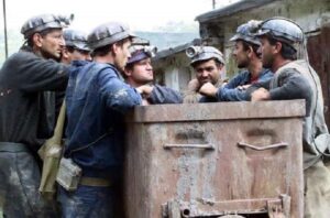 Protest dramatic la Mina Vulcan! Peste 90 de mineri refuză să iasă din subteran de mai bine de 24 de ore. Unui angajat i s-a făcut rău