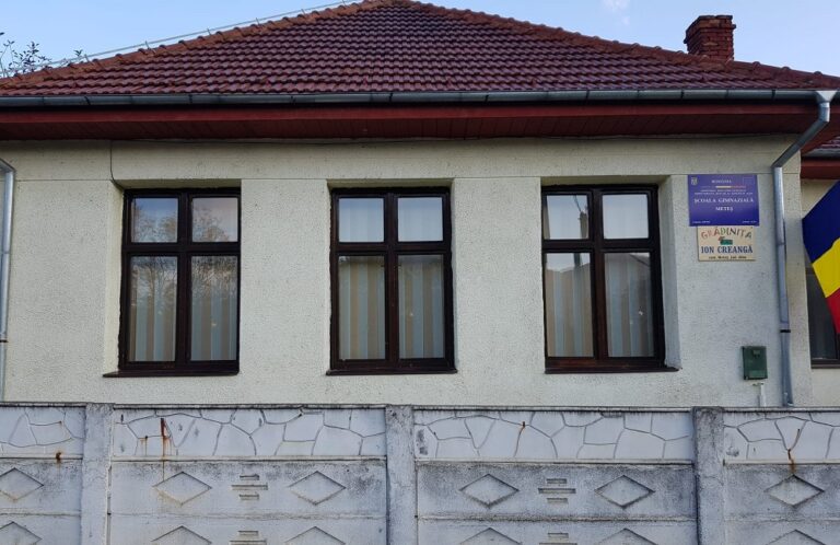 Școlile și grădinițele din Meteș vor fi dotate cu mobilier nou
