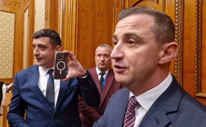 VIDEO rușinos în Parlament! Alfred Simonis îl amenință ca un interlop pe George Simion. UPDATE: AUR solicită coaliției PSD-PNL retragerea sprijinului pentru Alfred Simonis