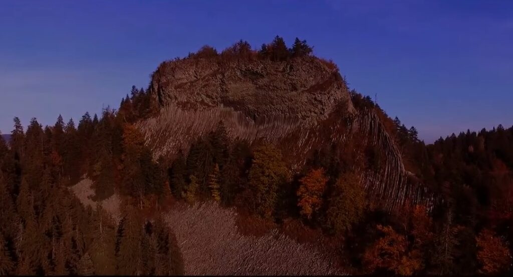 Detunata Goală, în arămiu infinit de toamnă, la apus, în Bucium, Apuseni