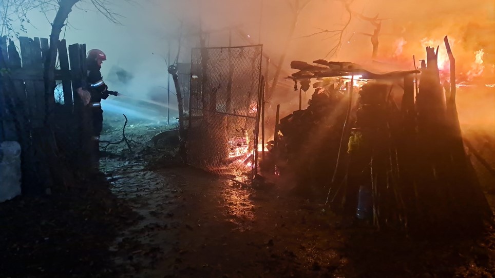 Trei incendii la gospodării situate în Aușeu, Lăzăreni și Tinca