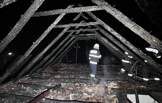 Acoperișul unei case din Gălășeni mistuit de flăcări, din cauza unui coș de fum