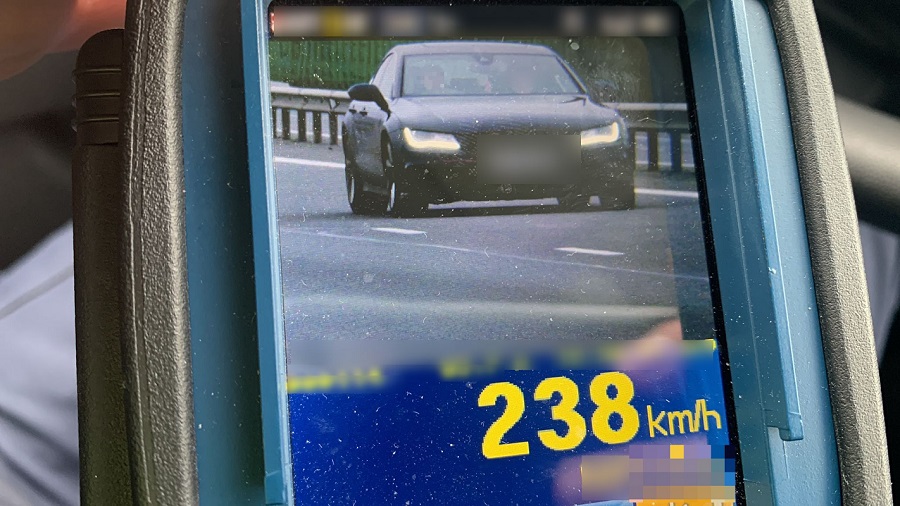 „Max Verstappen de Ardeal” a fost depistat cu o viteză uluitoare pe A3. La doar 19 ani, tânărul a dat radarul pe spate!