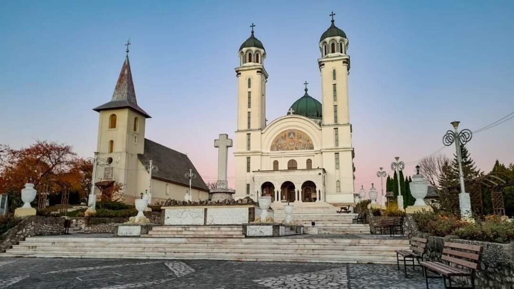 Catedrala din Ghelari, înaltă de 47 de metri și lungă tot pe atât, primește în pântecul său până la o mie de suflete