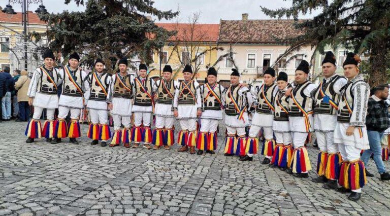 Cete de colindători vor participa la parada portului popular la Călușerul Transilvănean, în Orăștie