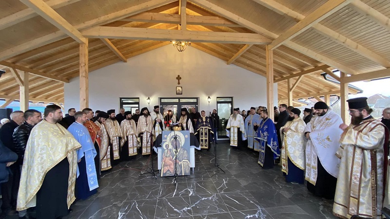 S-a inaugurat capelă mortuară din Hălmagiu în prezența a peste 600 de localnici