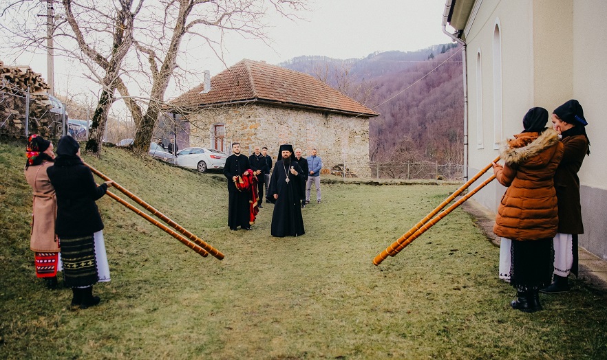 Preasfințitul Benedict Bistrițeanul a slujit la Biserica „Învierea Domnului” din Brăzești, filie a Parohiei Ortodoxe din Sartăș, ținutul natal al ierarhului