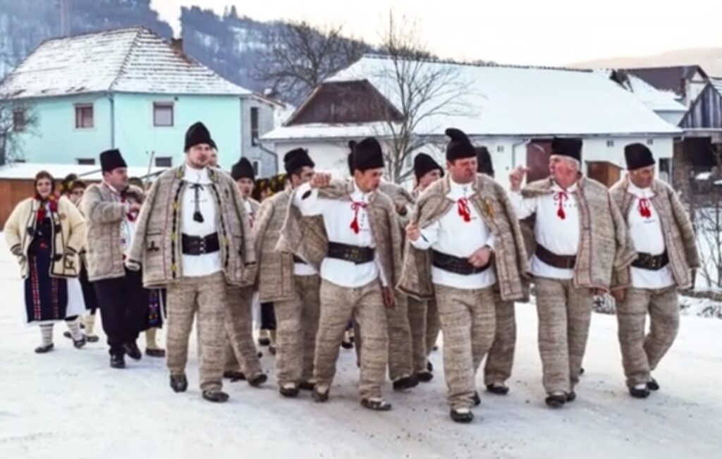 Grupul tradițional al sătenilor din Negreni, la colindat, „Scoală, gazdă, nu dormi”