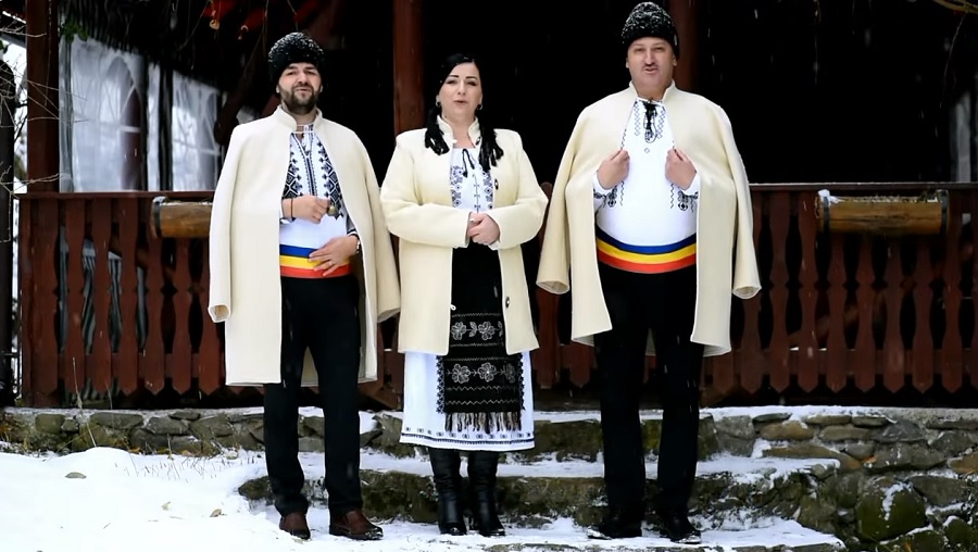 Sfânta Maica lu’Iisus, colindă superbă din Țara Zarandului, marca Sorinel Micu, Adi si Daniela Vasiu
