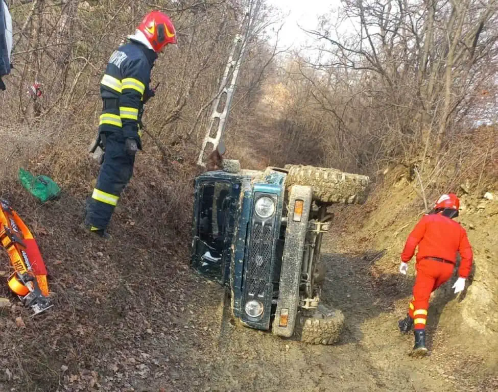 Accident pe un drum forestier lângă Vințu de Jos: O mașină de teren s-a răsturnat!