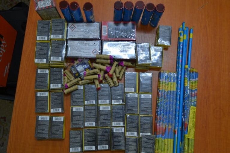 Peste 5.000 de artificii au fost de confiscate de poliție de la un tânăr de 19 ani din Aiud