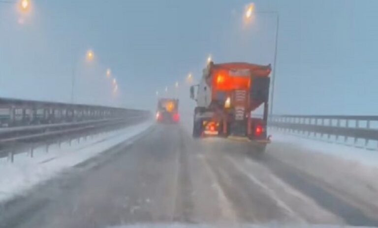 Ninge viscolit, cu depunere de strat de zăpadă pe suprafața carosabilă, pe autostrada Sibiu-Deva