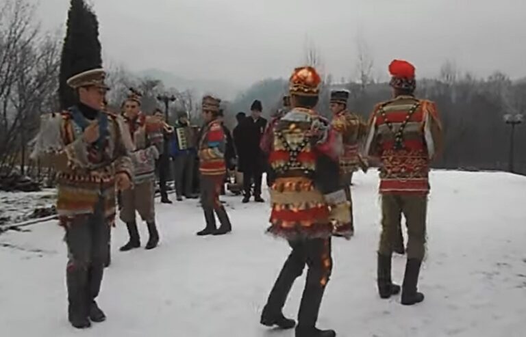 Bungherii, junii din Bucovina, îmbrăcați în uniforme militare austriece, joacă în cerc și strigă în joc la trecerea dintre ani
