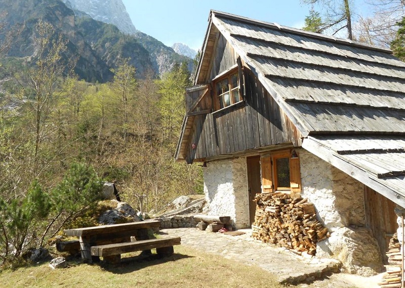 Au luat banii și s-au făcut nevăzuți: Un bărbat a fost păcălit cu construcția unei cabane în Apuseni