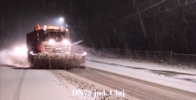 (VIDEO) Noaptea grea pentru drumarii din nord-vestul țării: A nins enorm pe DN75, DN1F și A3