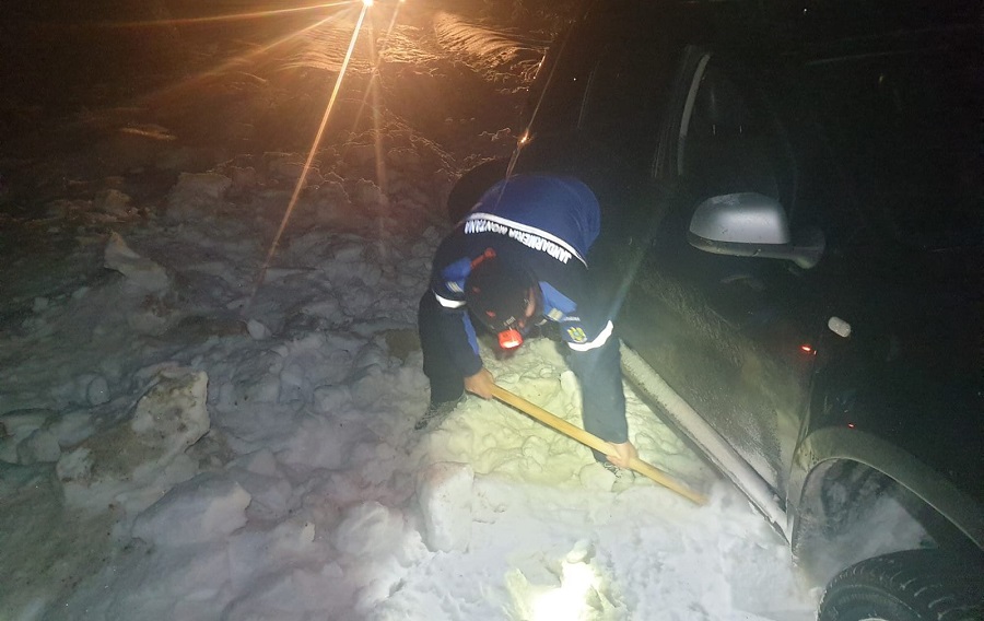 Jandarmii au salvat trei oameni din zona Muntelui Găina: Au rămas cu mașina înzăpeziți!