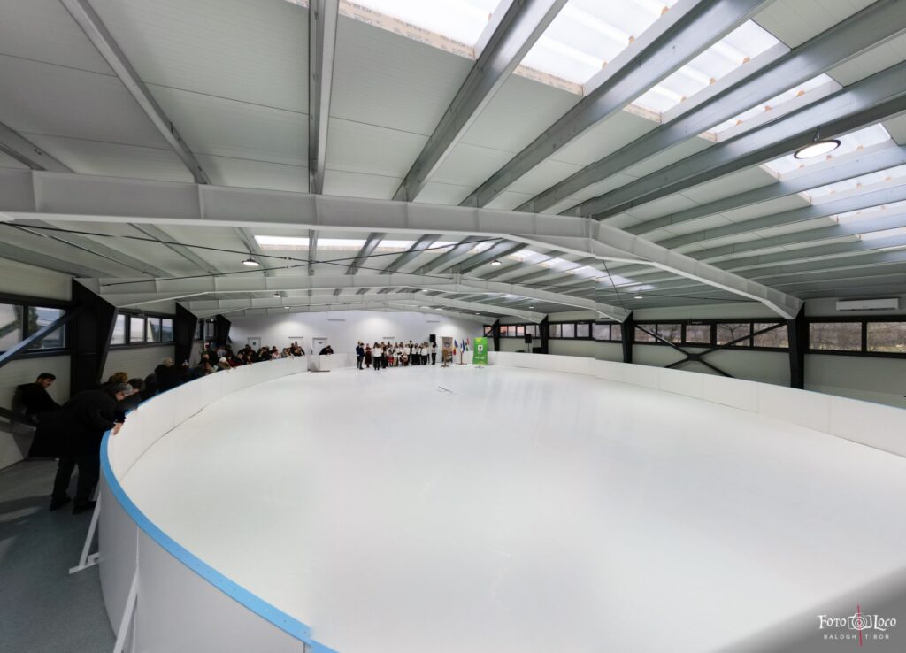 La poalele Apusenilor, comuna Sâncraiu are un patinoar superb. De ce la sat se poate și la oraș, nu? Adriana Cristian: Nu pot sa nu mă întreb de ce nu are și Clujul un patinoar artificial