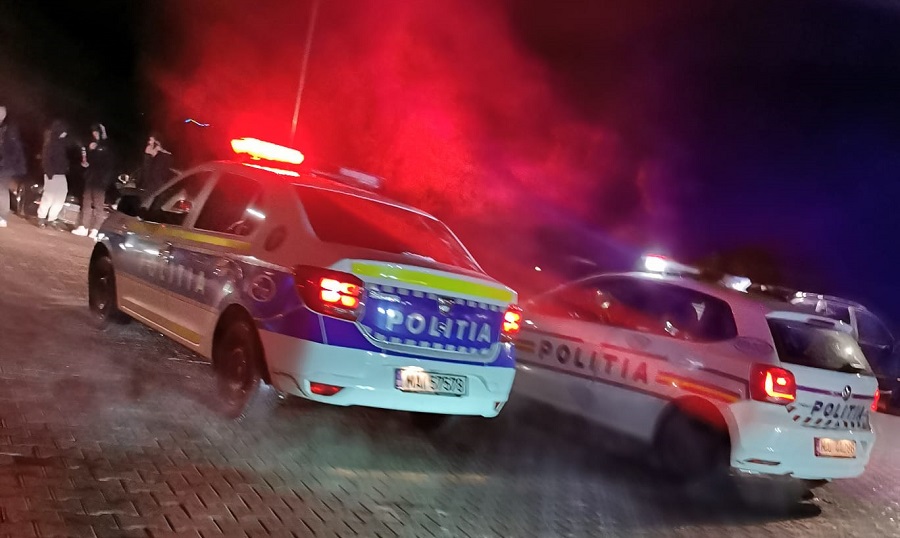 „Intifada” de la benzinăria din Brad: Mai mulți tineri au „colindat” cu pietre și sticle! Două mașini au căzut „victime”