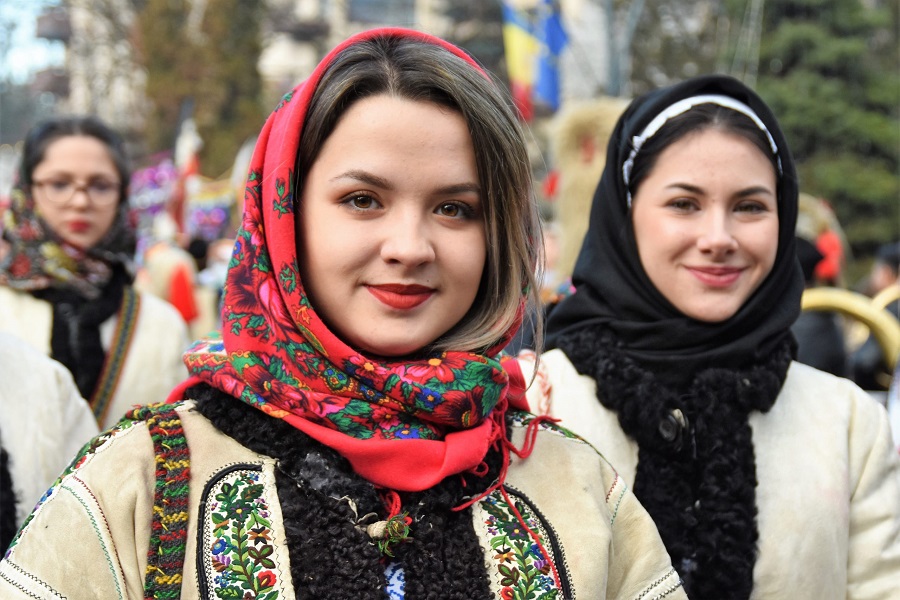 Fetele din Râșca erau primite în „jocul mare” la Crăciun, după ce primeau cu colac feciorii satului veniţi cu colindul