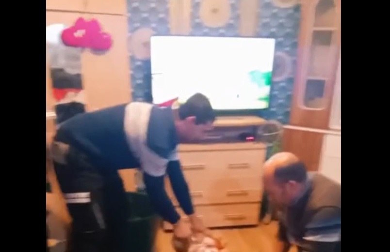 (VIDEO) Au tăiat porcul pe covorul din sufragerie:   Printre guițături, la televizor rula un serial!